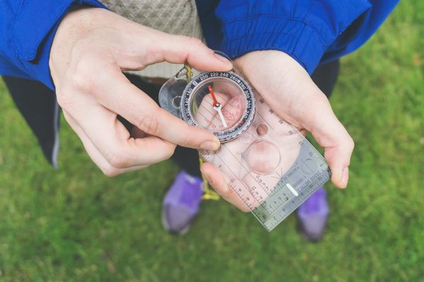 Quelle croisière permet de suivre les traces des grands explorateurs en Antarctique?